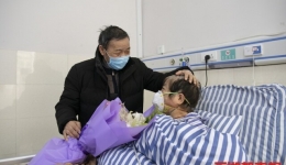 共同戰(zhàn)“疫”丨古稀夫妻出院：“挺過這一關，我們一起活過100歲！”